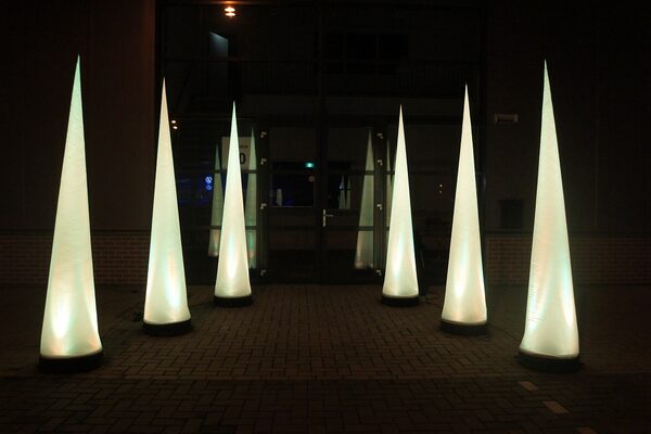 Bestel nu lichtpilaren in de vorm van een kegel van 2.5m online bij JB Inflatables Nederland. In standaard uitvoeringen en in iedere denkbare vorm en kleur te verkrijgbaar