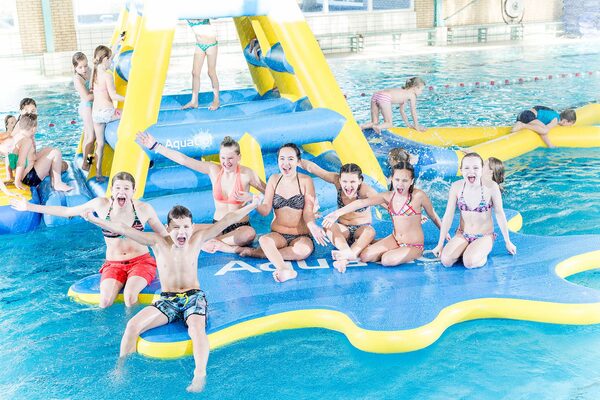 Opblaasbare Zwembadspelen Kopen en Huren. Opblaasbare waterstormbanen voor in het zwembad en voor buiten water van JB Inflatables