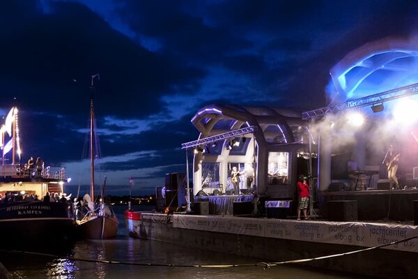 Opblaasbare Podia Kopen van JB Inflatables. Mobiele stages opblaasbaar voor evenementen en festivals kopen. Vraag naar maatwerk opblaasbare podia of standaard podium direct kopen