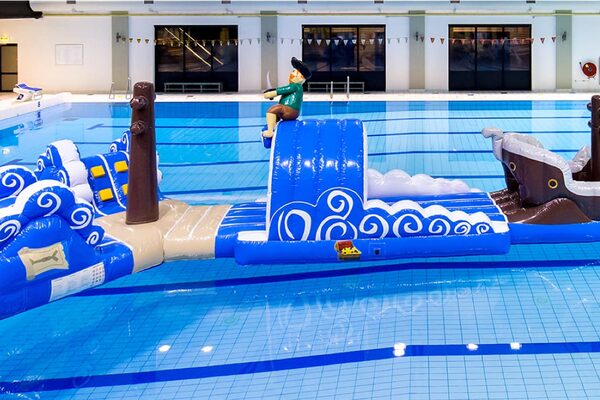 Opblaasbare Zwembadspelen Kopen en Huren. Opblaasbare waterstormbanen voor in het zwembad en voor buiten water van JB Inflatables