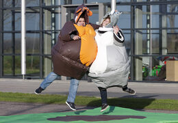 Opblaasbare sumo pakken in Aap & Neushoorn thema voor zowel jong als oud bestellen. Koop springkussens online bij JB Inflatables Nederland