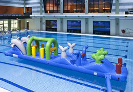 Koop luchtdichte zwembad run in thema dolfijn met uitdagende obstakel objecten voor kinderen. Bestel opblaasbare stormbanen nu online bij JB Inflatables Nederland 