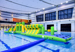 Adventure run groen/blauw 16m opblaasbare zwembad met uitdagende obstakel objecten en ronde slide voor zowel jong als oud kopen. Bestel opblaasbare zwembadspelen nu online bij JB Inflatables Nederland