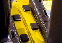 Unieke luchtdichte opblaasbare speeleiland in thema piraten met een liaan, klimtoren ronde glijbaan en obstakels bestellen voor zowel jong als oud. Koop opblaasbare zwembadspelen nu online bij JB Inflatables Nederland 