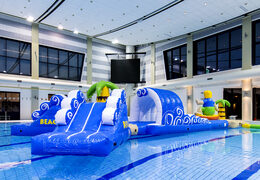 Glijbaan stormbaan surfer run in uniek design met grappige 3D objecten en maar liefst 2 glijbanen voor zowel jong als oud bestellen. Koop opblaasbare stormbanen nu online bij JB Inflatables Nederland