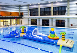 Unieke opblaasbare stormbaan in thema surfer run in uniek design met grappige 3D objecten en maar liefst 2 glijbanen kopen voor zowel jong als oud. Bestel opblaasbare zwembadspelen nu online bij JB Inflatables Nederland 