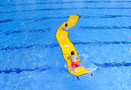 Bestel waterloopmat in verschillende afmetingen en kleuren voor kids. Koop opblaasbare zwembadspelen nu online bij JB Inflatables Nederland