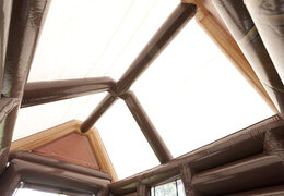 Opblaasbare Aprés Ski Hut met een standaard afmeting van 7 bij 5 bij 4 meter voor zowel jong als oud bestellen. Koop opblaasbare winterattracties nu online bij JB Inflatables Nederland 