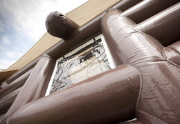 Unieke opblaasbare Aprés Ski Hut met een standaard afmeting van 7 bij 5 bij 4 meter voor zowel jong als oud kopen. Bestel opblaasbare winterattracties nu online bij JB Inflatables Nederland 