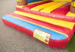 Bestel standaard springkussen in opvallende kleuren met bovenop een groot 3D object van een aap voor kinderen. Koop springkussens online bij JB Inflatables Nederland