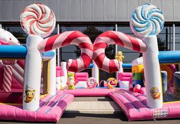 Bounce World Candyland springkussen met meerdere glijbanen en allerlei leuke obstakels met candyland prints bestellen voor kinderen. Koop springkussens online bij JB Inflatables Nederland 