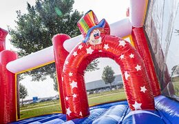 Bounce World circus springkasteel  met glijbanen en allerlei obstakels met circus prints kopen voor kids. Bestel springkastelen online bij JB Inflatables Nederland 