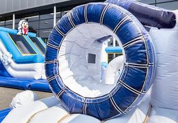 World Frozen springkussen met meerdere glijbanen en allerlei obstakels met prints die passen bij het thema bestellen voor kinderen. Koop springkussens online bij JB Inflatables Nederland 