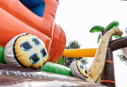 Opblaasbaar springkasteel in thema jungle met glijbanen en leuke obstakels met prints bestellen voor kinderen. Koop springkastelen online bij JB Inflatables Nederland 