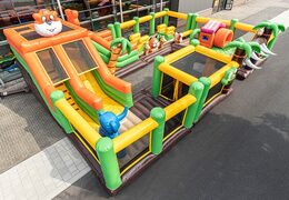 World jungle springkussen met meerdere glijbanen en allerlei obstakels met prints die passen bij het thema bestellen voor kinderen. Koop springkussens online bij JB Inflatables Nederland 