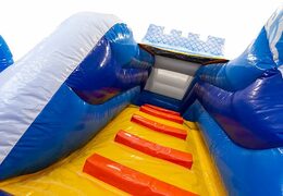 Groot opblaasbaar open blauw multiplay luchtkussen met glijbaan in thema prinses piraat bestellen voor kids. Koop luchtkussens online bij JB Inflatables Nederland