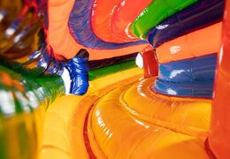 Inflatable kruiptunnel in circus thema met obstakals, een klimhelling en glijhelling voor kinderen gebruiken. Koop springkastelen online bij JB Inflatables Nederland