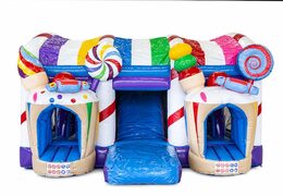 Multiplay XXL Candyland springkussen in een uniek design met twee ingangen, een glijbaan in het midden en 3D objecten bestellen voor kids. Koop springkussens online bij JB Inflatables Nederland