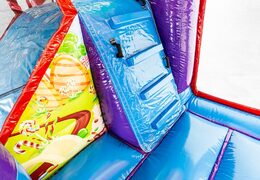 Multiplay XXL Candyland springkasteel in een uniek design, een glijbaan en 3D objecten bestellen voor kinderen. Koop springkastelen online bij JB Inflatables Nederland