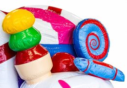 Overdekt multiplay candyland springkasteel in een uniek design met twee ingangen, een glijbaan in het midden en 3D objecten bestellen voor kids. Koop springkastelen online bij JB Inflatables Nederland