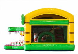 Opblaasbaar multiplay Jungleworld springkasteel met een glijbaan in het midden en 3D objecten kopen voor kinderen. Bestel springkastelen online bij JB Inflatables Nederland