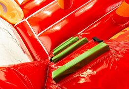 Overdekt multiplay brandweer springkasteel in een uniek design met twee ingangen, een glijbaan in het midden en 3D objecten bestellen voor kids. Koop springkastelen online bij JB Inflatables Nederland