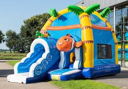 Overdekt maxifun super springkussen met glijbaan in thema seaworld bestellen voor kinderen. Koop springkussens online bij JB Inflatables Nederland