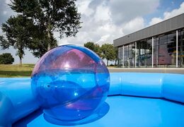 Unieke opblaasbare blauwe en oranje wiebelrek voor zowel oud als jong kopen. Haal uw springkussens nu online bij JB Inflatables Nederland