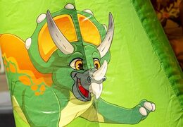 Klein overdekt springkussen kopen in thema dinosaurus voor kinderen. Koop springkussens online bij JB Inflatables Nederland