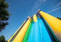 Koop Drop & Slide Jungle springkasteel met dubbele glijbaan voor kinderen. Bestel opblaasbare springkastelen online bij JB Inflatables Nederland
