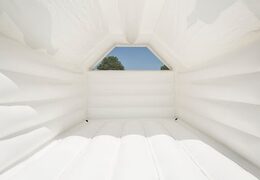 Standaard wit springkasteel in trouw thema in de vorm van een kasteel voor kinderen bestellen. Bestel springkastelen online bij JB Inflatables Nederland