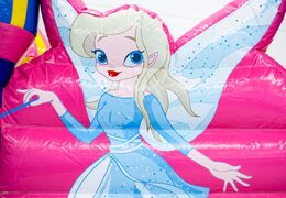 Multiplay Fairy Wonderland springkussen met een glijbaan en leuke objecten op het springvlak kopen voor kinderen. Bestel opblaasbare springkussens online bij JB Inflatables Nederland
