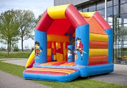 Midi overdekt multifun luchtkussen met glijbaan kopen in piraat thema voor kinderen. Bestel luchtkussens online bij JB Inflatables Nederland