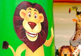 Midi springkasteel te koop in jungle thema in een kleuren combinatie van groen geel en oranje voor kinderen. Koop springkastelen online bij JB Inflatables Nederland