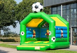 Standaard springkussen te koop in opvallende kleuren met bovenop een groot 3D object in de vorm van een voetbal voor kinderen. Koop overdekt springkussens online bij JB Inflatables Nederland