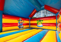 Groot springkasteel overdekt kopen met vrolijke animaties in piraat thema voor kinderen. Bestel springkastelen online bij JB Inflatables Nederland