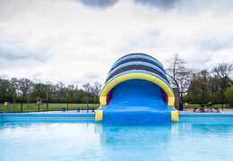 Opblaasbare glijbaan op maat gemaakt voor in een buiten zwembad kopen voor kinderen