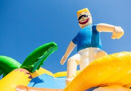 Opblaasbaar overdekt maxifun super springkussen met glijbaan bestellen in strand thema voor kinderen. Koop springkussens online bij JB Inflatables Nederland