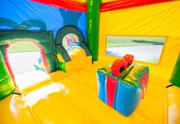 Opblaasbaar overdekt multiplay maxifun super springkussen met glijbaan bestellen in feest party thema voor kinderen. Koop springkussens online bij JB Inflatables Nederland