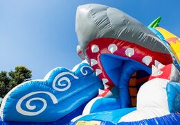 Overdekt maxifun super springkussen met glijbaan in thema haai bestellen voor kinderen. Koop springkussens online bij JB Inflatables Nederland