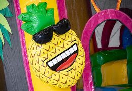 Springkasteel in flamingo thema met een glijbaan bestellen voor kinderen. Koop opblaasbare springkastelen online bij JB Inflatables Nederland