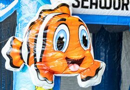 Klein opblaasbare springkussen met glijbaan in nemo thema kopen voor kinderen. Bestel opblaasbare springkussens online bij JB Inflatables Nederland