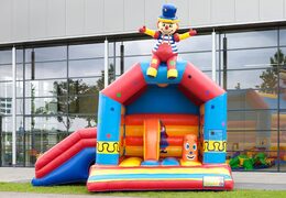 Overdekt multifun springkussen met glijbaan in thema clown met 3D object aan de bovenkant bestellen voor zowel jonge als oudere kinderen. Koop springkussens online bij JB Inflatables Nederland