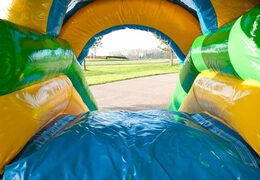 Jungle opblaasbaar overdekt springkasteel met glijbaan kopen bij JB Inflatables Nederland. Bestel online springkastelen bij JB Inflatables Nederland