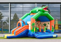 Overdekt multifun springkussen met glijbaan in thema krokodil met 3D object aan de bovenkant bestellen voor zowel jonge als oudere kinderen. Koop springkussens online bij JB Inflatables Nederland