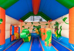 Opblaasbaar overdekt springkasteel met een groot 3D krokodil object op het dak kopen bij JB Inflatables Nederland. Bestel online springkastelen bij JB Inflatables Nederland