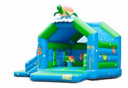 Opblaasbaar overdekt multiplay multifun springkussen met glijbaan kopen in thema schildpad turtle voor kinderen. Bestel springkussens online bij JB Inflatables Nederland
