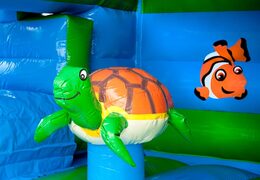 Schildpad opblaasbaar overdekt springkasteel met verschillende obstakels, een glijbaan en een 3D object op het dak kopen bij JB Inflatables Nederland. Bestel online springkastelen bij JB Inflatables Nederland