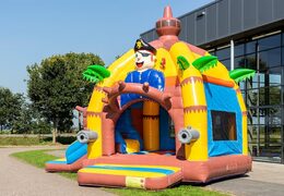 Overdekt multifun super springkussen met glijbaan in piraat thema kopen voor kinderen. Bestel springkussens online bij JB Inflatables Nederland