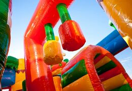 Middelmatig opblaasbare springkussen in beach thema met glijbaan kopen voor kinderen. Bestel opblaasbare springkussens online bij JB Inflatables Nederland